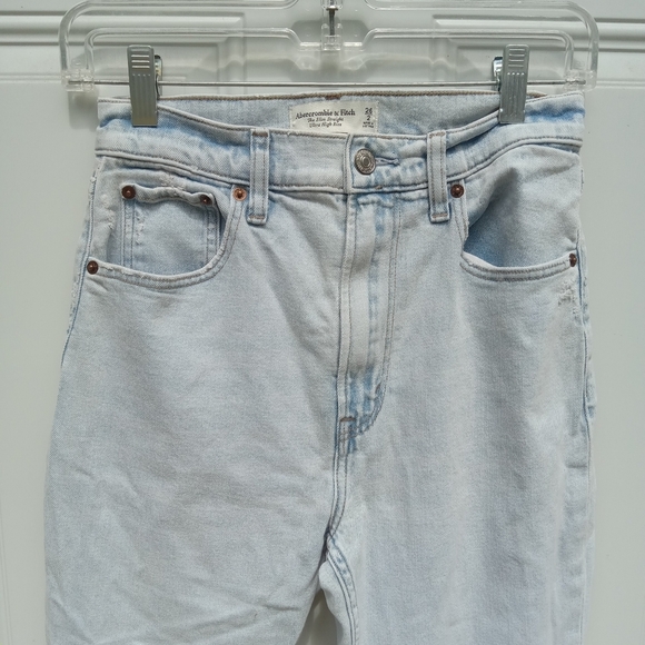 Abercrombie & Fitch The Slim Straight Ultra High Rise Size 26/2 Light Wash Slit - Picture 4 of 10